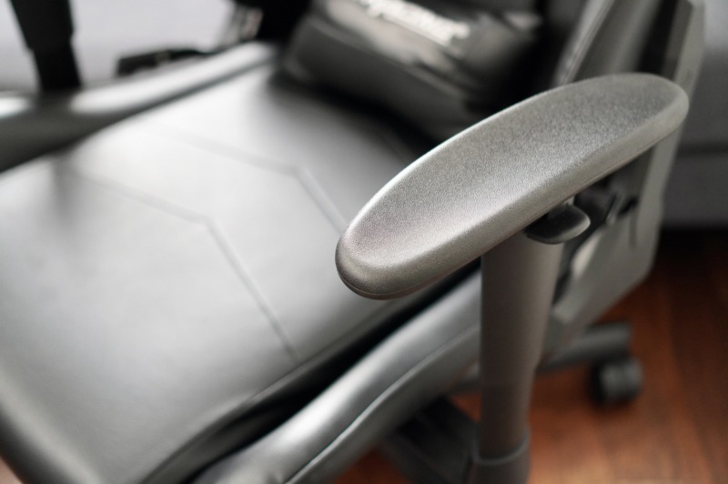 review-gaming-chair-gt901-arm