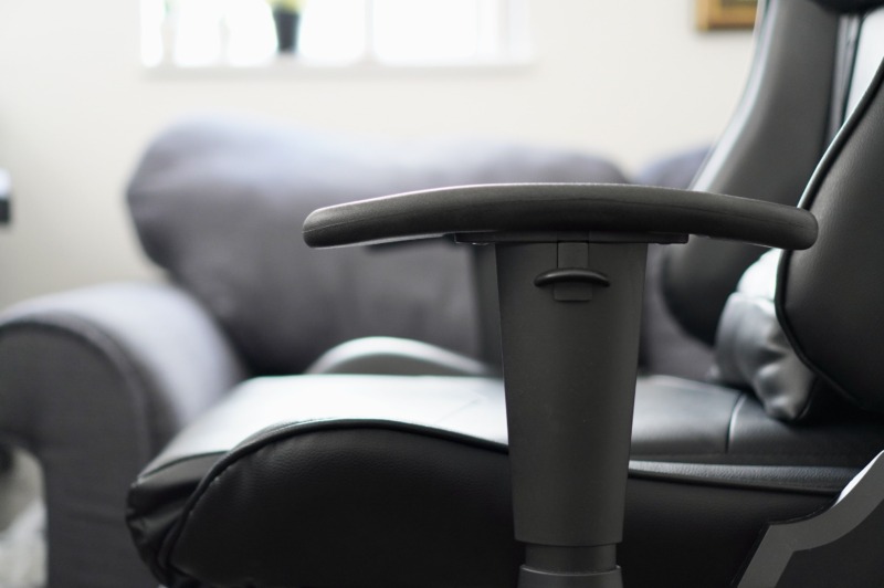 review-gaming-chair-gt901-arm
